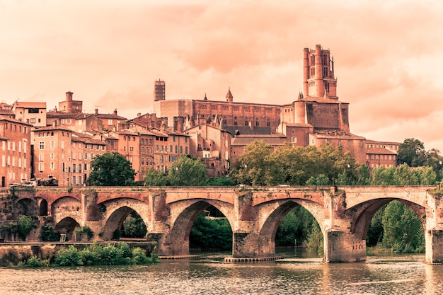 Vue sur le pont d'August et l'église Sainte Cécile à Albi, France. Prise de vue horizontale filtrée