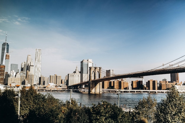 Vue sur le pont de Brooklyn dans une journée ensoleillée