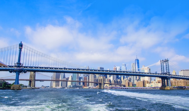 Vue sur le pont de Brooklyn et les toits de Manhattan