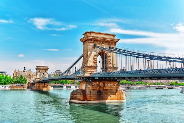 Vue sur le pont des chaînes Széchenyi du côté du Danube. Budapest, Hongrie.