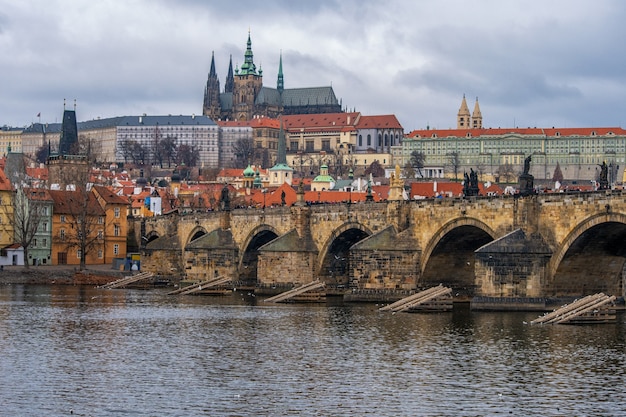 Vue sur le pont Charles à Prague.