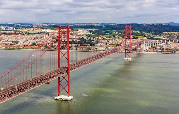 Vue sur le pont du 25 avril Lisbonne Portugal