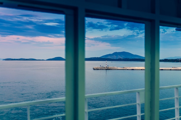 Photo une vue d'un pont de grand bateau de croisière