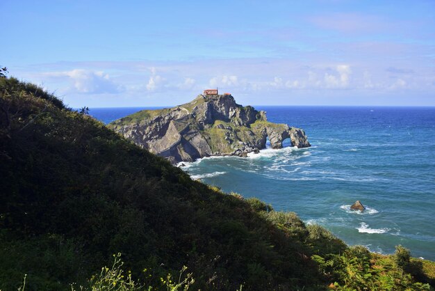 Vue sur le pont de l'île de San Juan de Gaztelugatxe au-dessus de la baie de Gascogne Espagne