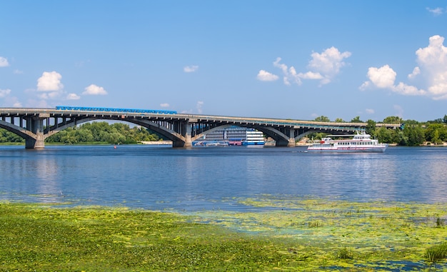 Vue sur le pont de métro sur le Dniepr à Kiev