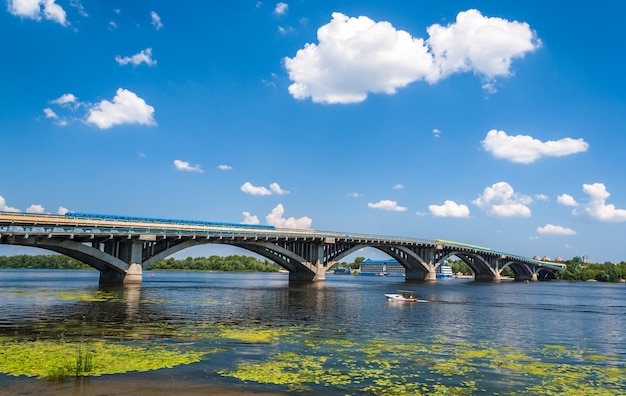 Vue sur le pont de métro sur le Dniepr à Kiev