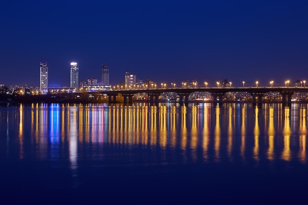 Vue sur le pont Paton à Kiev