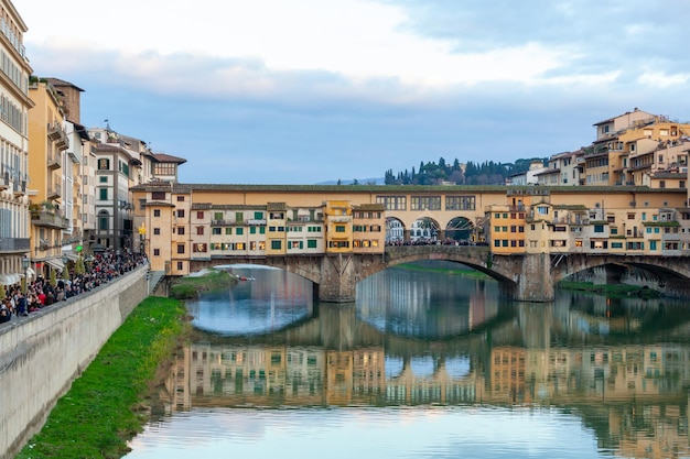 Photo vue sur le pont de pierre médiéval ponte vecchio et le fleuve arno depuis le ponte santa trinita à florence toscane italie