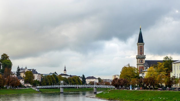 Vue sur le pont sur la rivière avec l'église près du parc