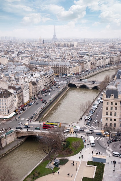 Vue sur le pont, la Seine et la tour Eiffel, France