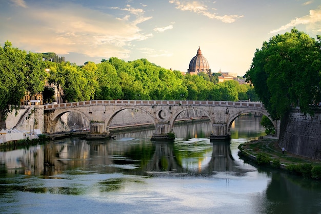 Vue sur le pont Sisto et le Tibre à Rome, Italie