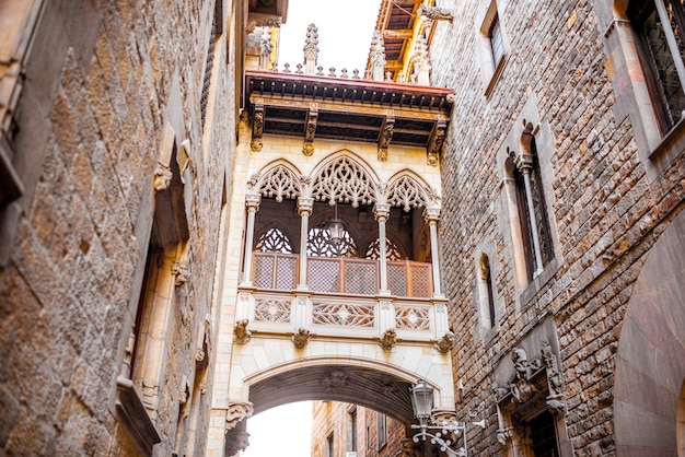 Vue sur le pont des Soupirs dans la vieille ville de Barcelone