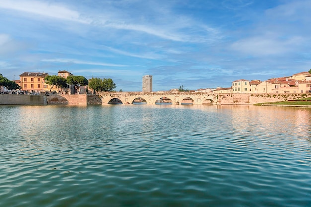 Vue sur le pont de Tibère, point de repère emblématique de Rimini, en Italie