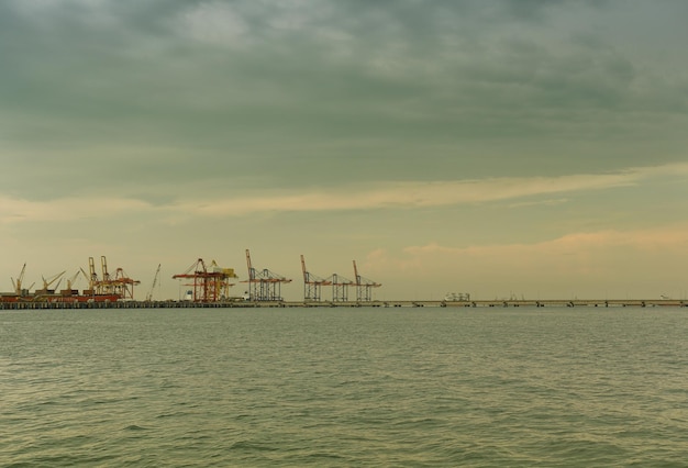 Vue d'un port en haute mer en activité aux couleurs vintage