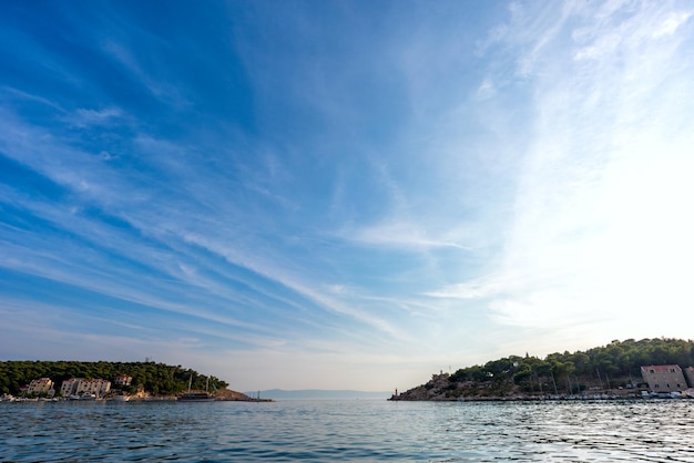 Vue sur le port de la mer Adriatique à Makarska.