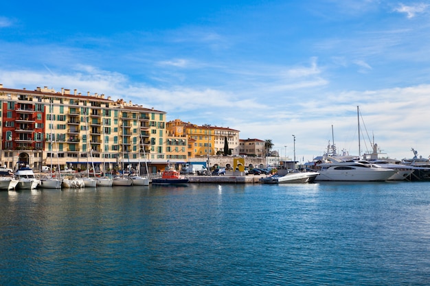 Vue sur le port de Nice et les yachts de luxe, Côte d'Azur