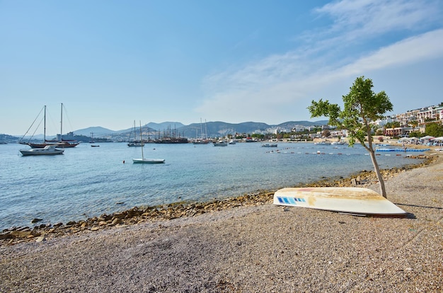 Vue sur le port de plaisance Gumusluk Bodrum voiliers et yachts dans la ville de Bodrum en Turquie