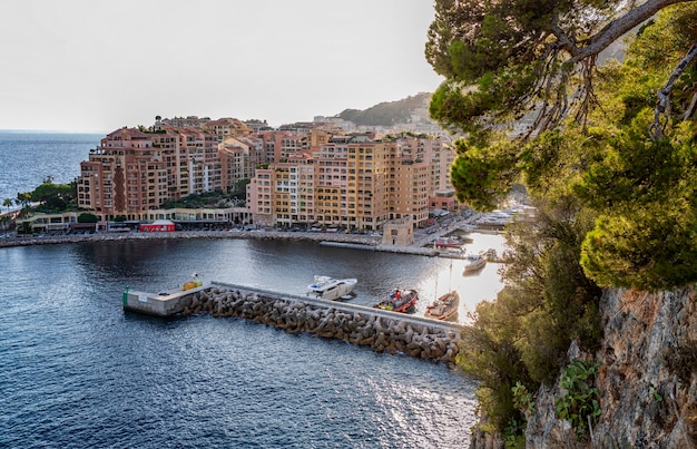 Vue sur le port de plaisance et les maisons de luxe de la riche ville européenne de la Côte d'Azur.