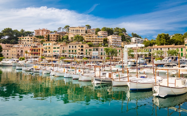 Photo vue de port de soller, île de la baie de majorque, espagne mer méditerranée.