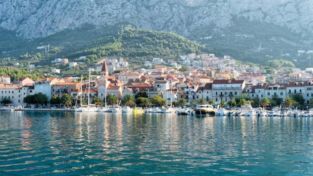 Vue sur le port et la ville méditerranéenne de Makarska, Croatie.