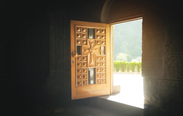 Vue de la porte en bois de l'église ouverte.