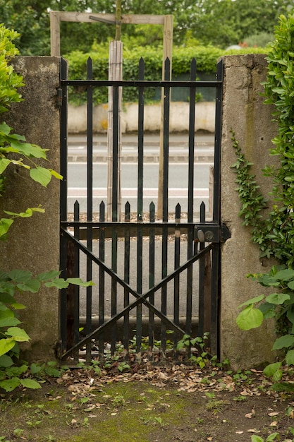 Photo vue de la porte métallique à côté du mur