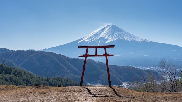 Photo vue de la porte torii du sanctuaire d'asama avec le mont fuji