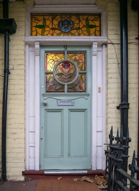 Vue d'une porte victorienne vintage.