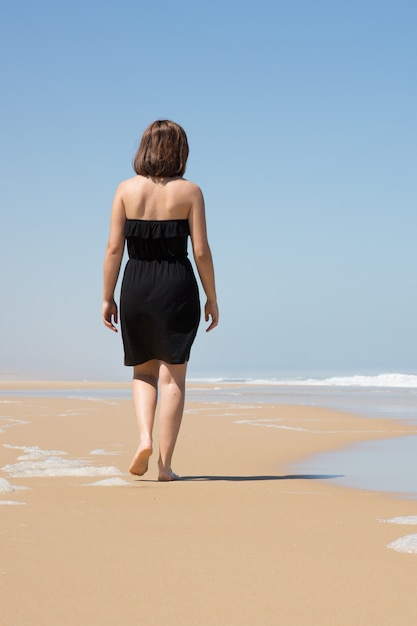 Vue postérieure, de, beauté, jeune femme, marche, sur, plage sable, seul, dans, été