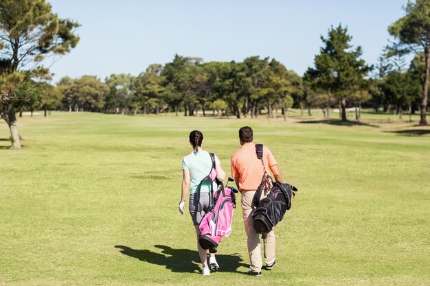 Vue postérieure, de, couple, porter, sacs golf