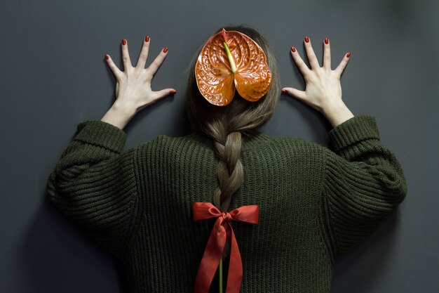 Vue postérieure, de, a, girl, à, anthurium, tressé, dans, cheveux