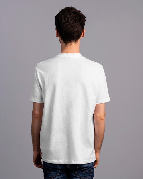 Vue postérieure, de, homme, poser, dans, t-shirt