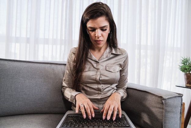 Vue POV d'une femme millénaire souriante ayant une agréable conférence webcam au bureau