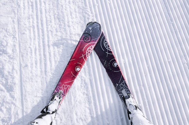 Vue à la première personne du skieur sur la piste enneigée