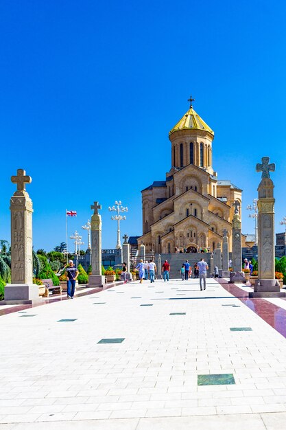 Photo vue principale avec l'escalier et les colonnes des piliers croisés de la cathédrale sameba de tbilissi la plus grande église orthodoxe de tsminda holy trinity en un jour dans la région du caucase la cathédrale principale du géorgien