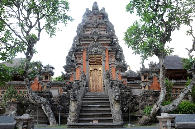 Vue principale de Pura Taman Saraswati à Bali Indonésie