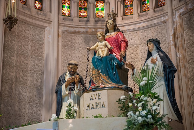 Vue des principaux éléments religieux de l'autel dans une église catholique Montevideo Uruguay