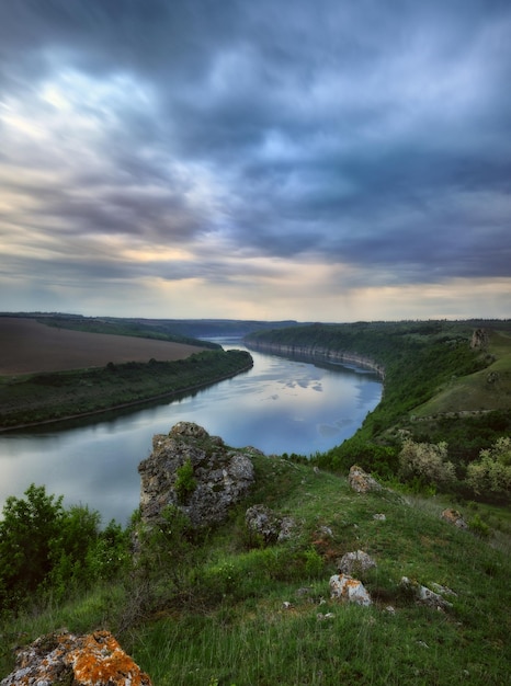 vue printanière sur le canyon de la rivière Dnister