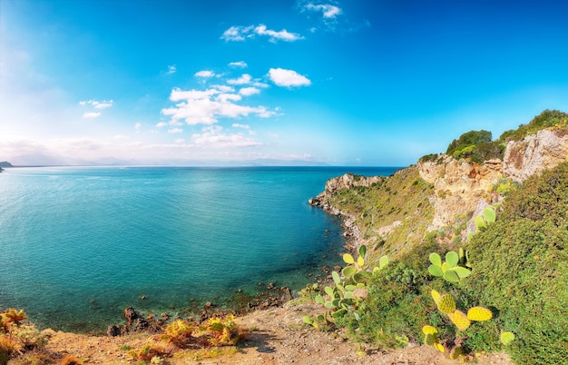 Vue printanière spectaculaire sur le panorama de la réserve naturelle du cap Milazzo