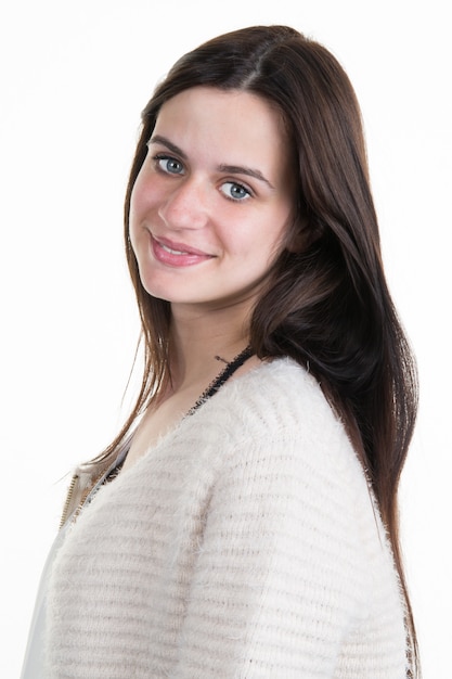 Vue de profil de femme debout sur blanc