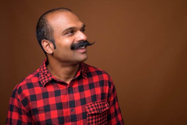 Vue de profil gros plan d'heureux hipster indien avec moustache