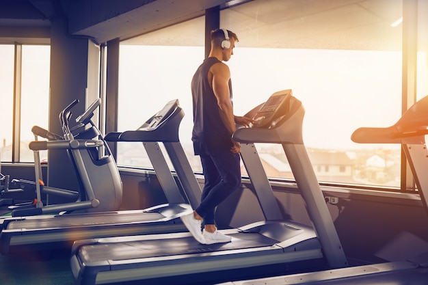 Vue de profil de l'homme en forme concentré à l'écoute de la musique