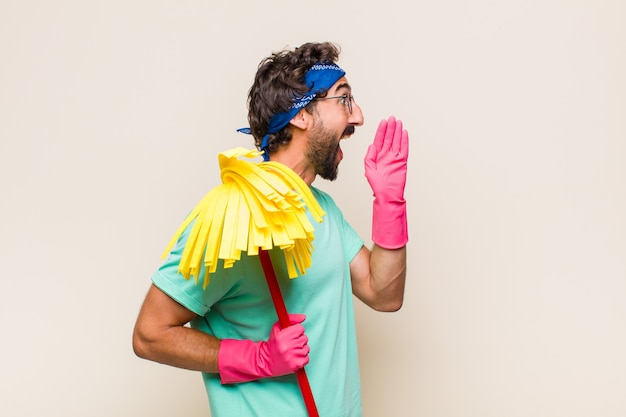 Vue de profil de jeune homme, l'air heureux et excité, criant et appelant à copier l'espace sur le côté