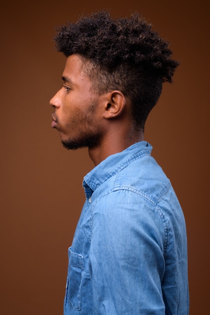 Vue de profil portrait de jeune homme africain beau
