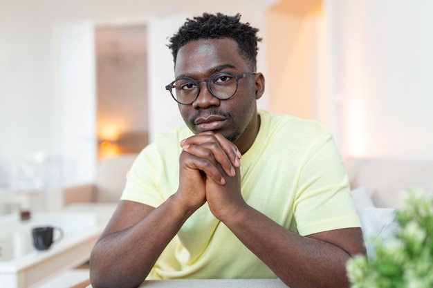 Photo vue de profil rapprochée d'un homme afro-américain pensif et contrarié regardant à distance pensant à des problèmes personnels pensif triste homme biracial se sent déprimé perdu dans les pensées réfléchissant ayant un dilemme