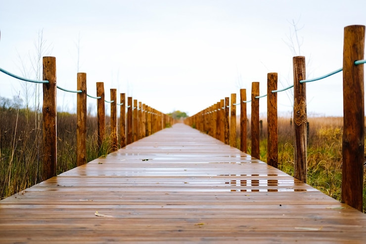 Photo vue de la promenade en bois contre un ciel dégagé