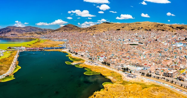 Vue de puno avec le lac titicaca au pérou