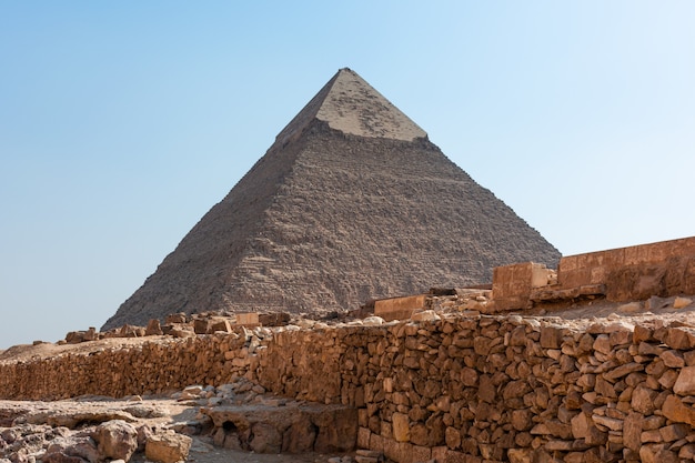 Vue sur les pyramides de la vallée de Gizeh par une belle journée ensoleillée