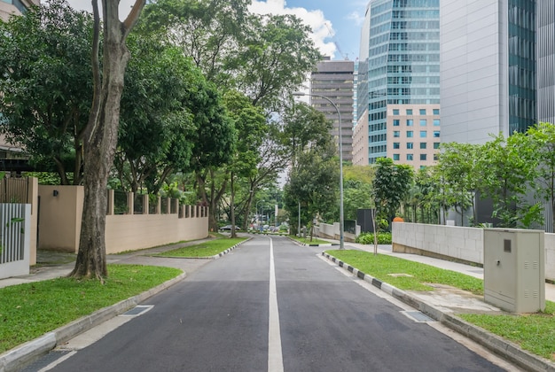 Vue de quartier de rue de la ville abstraite avec des arbres verts