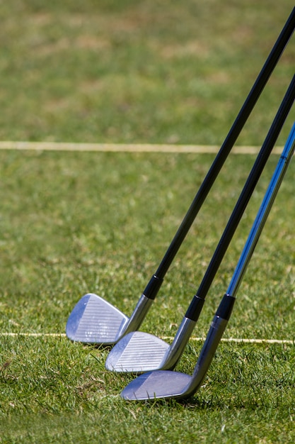 Vue de quelques clubs de golf sur un terrain de golf.